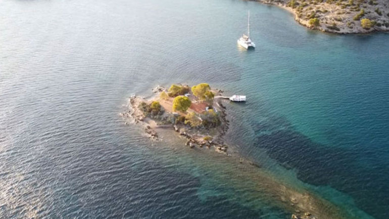 Γνωρίστε το νησί του Έρωτα, κοντά στον Πόρο, από ψηλά!