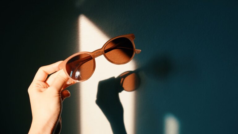 Δρ. Χανδρινός: Τι πρέπει να ξέρετε για τα γυαλιά ηλίου και τα πολυεστιακά γυαλιά