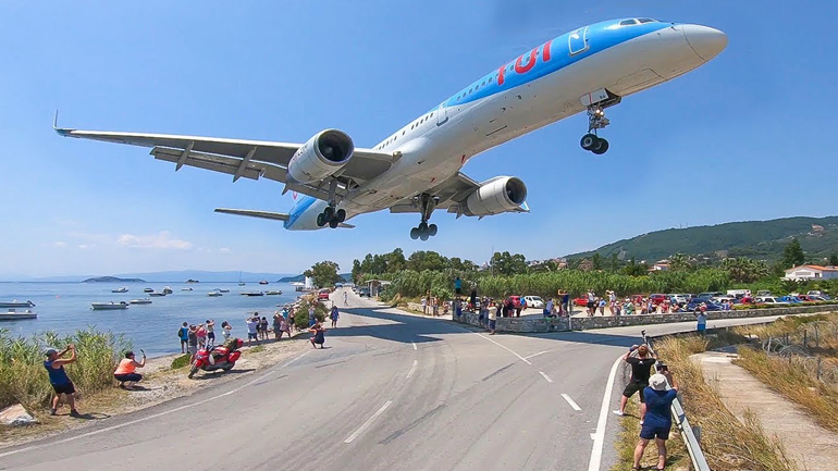 Αεροδρόμιο Σκιάθου: Βρετανή τουρίστρια τραυματίσθηκε όταν εκτινάχθηκε από τα αέρια τουρμπίνων αεροσκάφους