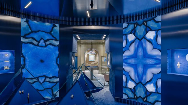 Μια ροτόντα στο χρώμα του ζαφειριού, στην pop-up μπουτίκ του Tiffany στο Παρίσι