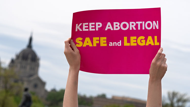 Το Ευρωπαϊκό Κοινοβούλιο ζήτησε να περιληφθεί το δικαίωμα στην άμβλωση στη Χάρτα των Θεμελιωδών Δικαιωμάτων