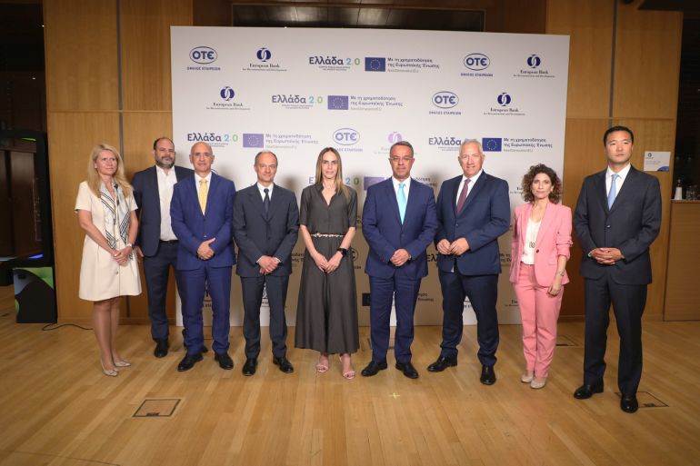 (από αριστερά προς τα δεξιά) Andreea Moraru - EBRD Regional Head of Greece & Cyprus, Νίκος Μαντζούφας - Διοικητής της Ειδικής Υπηρεσίας Συντονισμού του Ταμείου Ανάκαμψης, Χαράλαμπος Μαζαράκης - Chief Officer Χρηματοοικονομικών Θεμάτων Ομίλου ΟΤΕ, Dirk Werner - EBRD Director, Head of Telecommunications, Media and Technology, Ειρήνη Νικολαΐδη - Νομική Σύμβουλος & Chief Officer Νομικών & Ρυθμιστικών Θεμάτων Ομίλου ΟΤΕ, Χρήστος Σταϊκούρας - Υπουργός Οικονομικών, Μιχάλης Τσαμάζ - Πρόεδρος και Διευθύνων Σύμβουλος Ομίλου ΟΤΕ, Ελίζα Μυλωνά - Executive Director Treasury & Customer Finance Ομίλου ΟΤΕ, Ho-Shik Lim – EBRD Senior Banker Telecommunications, Media and Technology