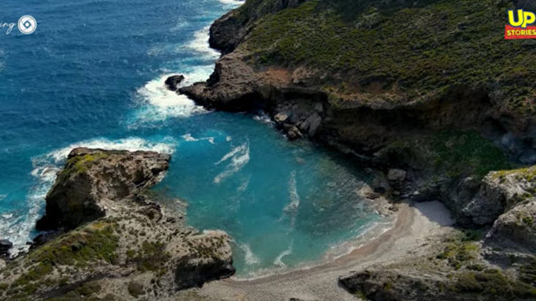 Πόρτες: Η εκπληκτική παραλία της Εύβοιας που κλείνει την πόρτα στα μανιασμένα κύματα του Αιγαίου