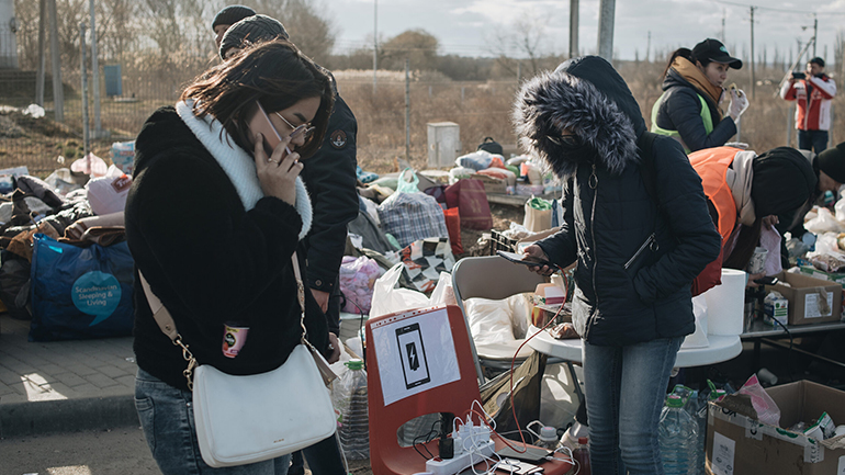 Η EE ζητάει από τους φορείς τηλεπικοινωνιών να συνεχίσουν να διευκολύνουν τη συνδεσιμότητα των προσφύγων