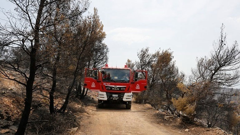 Υπό έλεγχο οι πυρκαγιές στους Αγίους Θεοδώρους και στο Λουτράκι