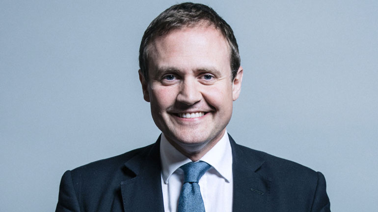 Βρετανία: Ο βουλευτής Τομ Τούγκενχατ ανακοίνωσε ότι θα διεκδικήσει την πρωθυπουργία