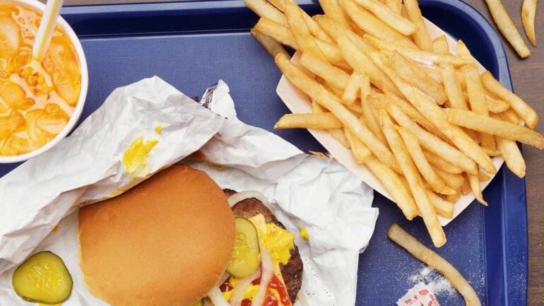 Η μακροχρόνια διατροφή που είναι πλούσια σε λιπαρά διευρύνει τη μέση και συρρικνώνει τον εγκέφαλο