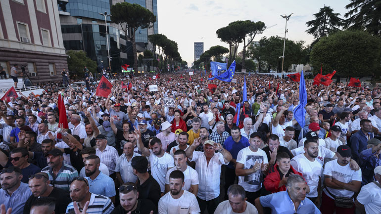 Αλβανία: Χιλιάδες οπαδοί της αντιπολίτευσης διαδήλωσαν εναντίον της κυβέρνησης Ράμα
