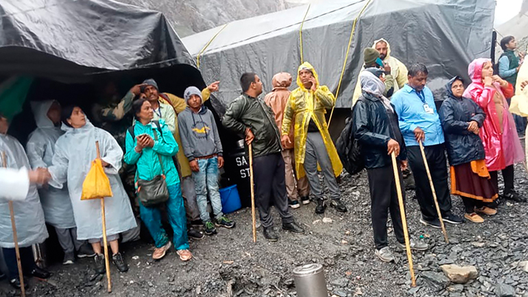 Ινδία: Δεκατρείς νεκροί και τουλάχιστον 36 αγνοούμενοι από την ξαφνική νεροποντή στο Κασμίρ