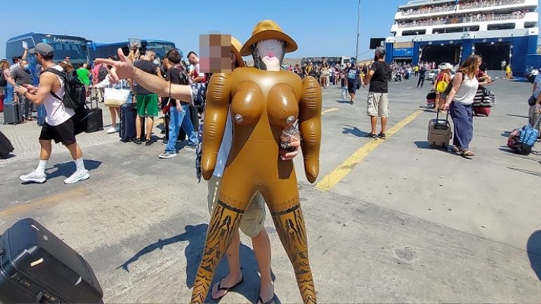 Πάρος: Ήρθε στο νησί με την… «σύντροφό» του και τράβηξε πάνω του όλα τα βλέμματα!