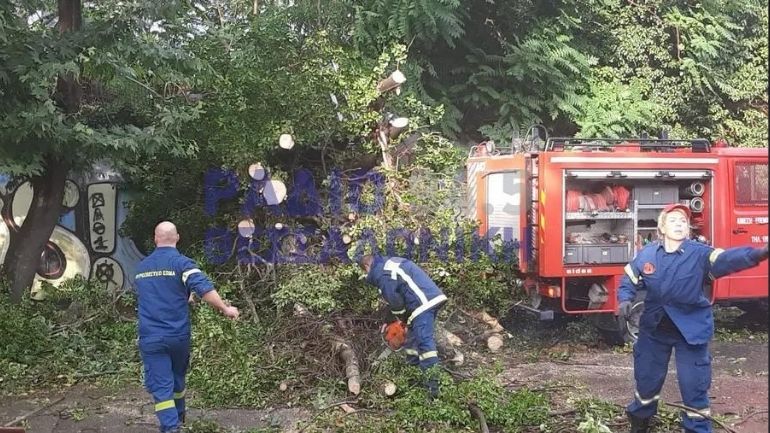 Κακοκαιρία: Η Πυροσβεστική δέχθηκε 340 κλήσεις σε Θεσσαλονίκη, Πέλλα και Κιλκίς