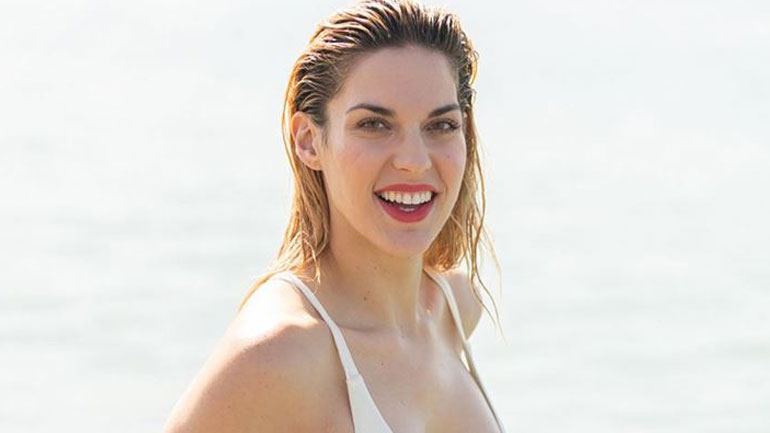 Μαντώ Γαστεράτου: Ποζάρει με ολόσωμο μαγιό στον 8ο μήνα της εγκυμοσύνης της!