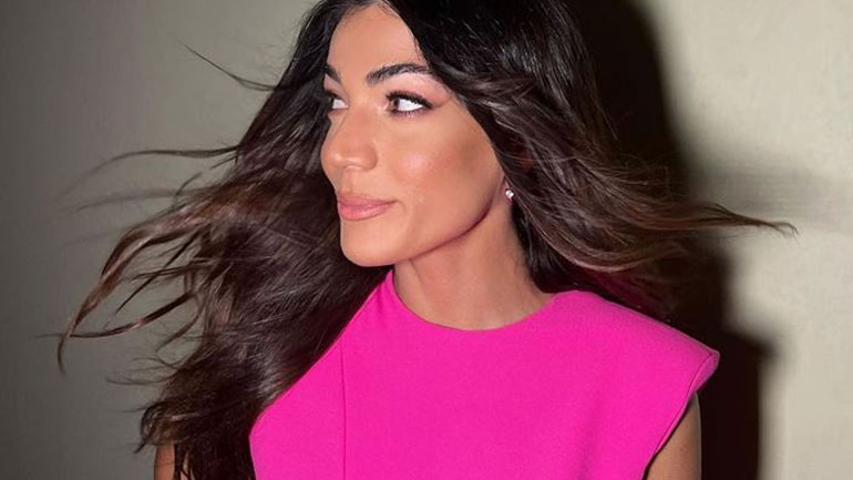 Το beauty look της Ήβης Αδάμου που αναδεικνύει τα καστανά μάτια