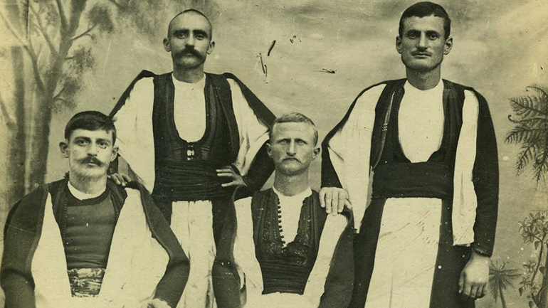 Αδερφοί Μανάκη: Ένα κουτί, μια υπόσχεση και μια δωρεά στο Μουσείο Μακεδονικού Αγώνα