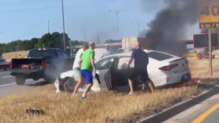 Πολίτες έσωσαν οδηγό από φλεγόμενο όχημα την τελευταία στιγμή