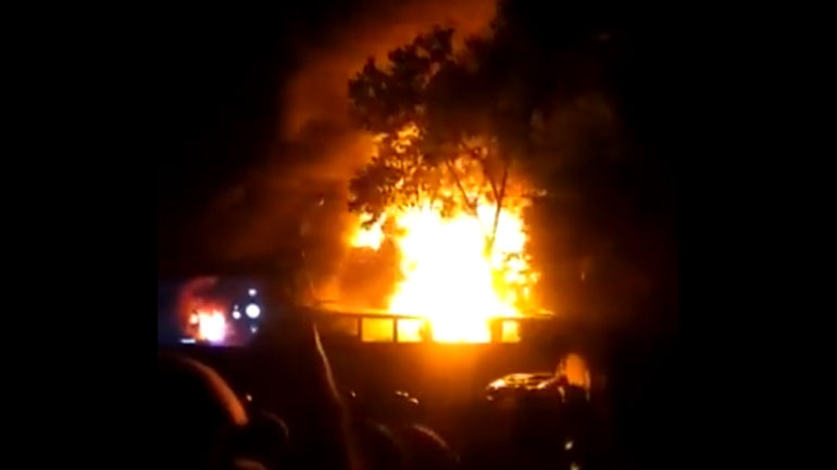 Σρι Λάνκα: Στις φλόγες η κατοικία του πρωθυπουργού μετά την εισβολή διαδηλωτών