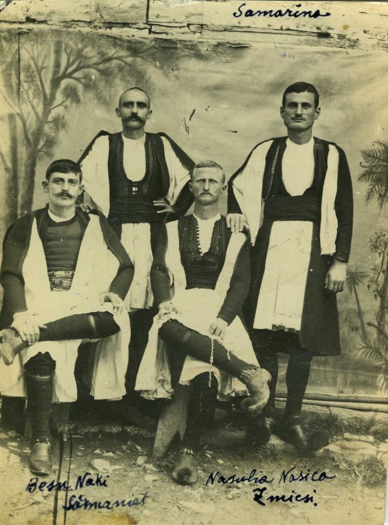 Αναμνηστική φωτογραφία μαθητών στο Μοναστήρι. Φωτογράφος: Αδελφοί Μανάκια (Αρχείο Αλέξανδρου Μαλλιά, Συλλογή Ιδρύματος Μουσείου Μακεδονικού Αγώνα και της Νεότερης Ιστορίας της Μακεδονίας)