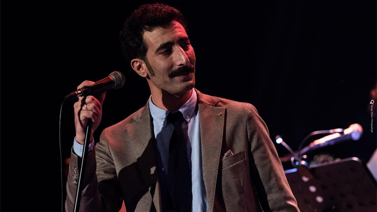 Ο Γιάννης Διονυσίου σε μια μοναδική συναυλία στην Πλαζ Αρετσούς