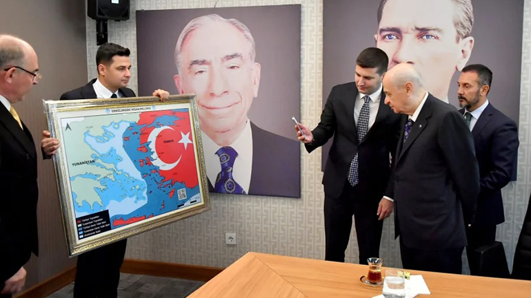 Απάντηση της Αθήνας για τον τουρκικό χάρτη με το Αιγαίο και την Κρήτη: «Ιδιαίτερα επιθετική ενέργεια» Απάντηση της Αθήνας για τον τουρκικό χάρτη με το Αιγαίο και την Κρήτη: «Ιδιαίτερα επιθετική ενέργεια»