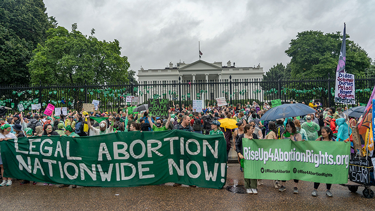 Χιλιάδες διαδηλωτές έξω από τον Λευκό Οίκο – Ζητούν από τον Μπάιντεν να προστατεύσει το δικαίωμα στην άμβλωση
