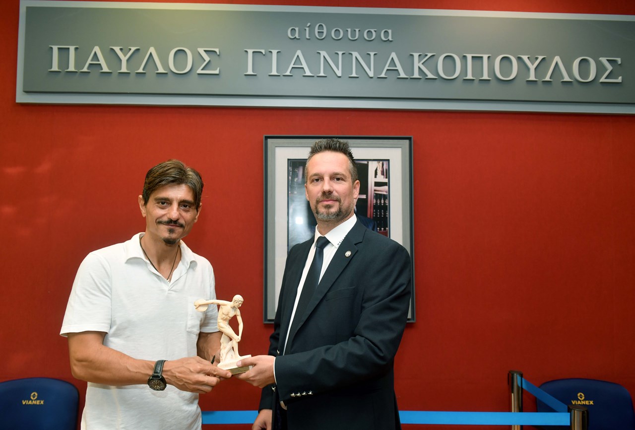 κ. Δημήτρης Γιαννακόπουλος, Πρόεδρος Δ.Σ. και Διευθύνων Σύμβουλος του Ομίλου ΒΙΑΝΕΞ, κ. Γιώργος Τζατζάκης – Πρόεδρος Αθλητικής Ένωσης Αστυνομικών Ελλάδος