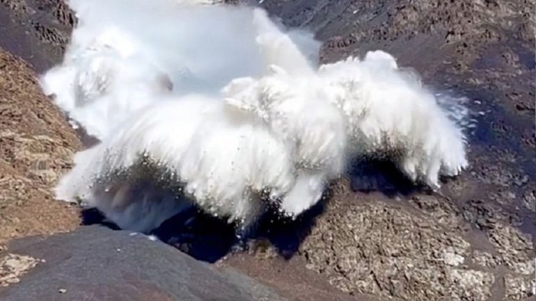 Χιονοστιβάδα στο Κιργιστάν, σκέπασε τουρίστα τη στιγμή που τη βιντεοσκοπούσε Χιονοστιβάδα στο Κιργιστάν, σκέπασε τουρίστα τη στιγμή που τη βιντεοσκοπούσε