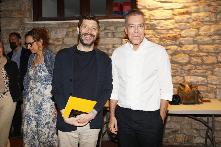 Ο υφυπουργός Πολιτισμού Νικόλας Γιατρομανωλάκης και ο Γιάννης Καλαβριανός.