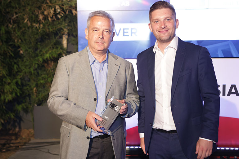 Από αριστερά προς τα δεξιά: Κυριάκος Ξενάκης, KAO Warehouse Manager ΑΒ Βασιλόπουλος, Μίμης Κουμαντάνος, CEO ΑΚΤΕΝΑ Environmental Packaging.