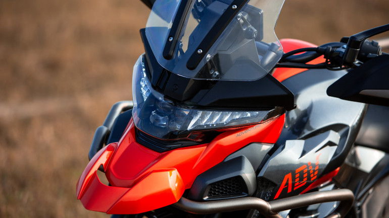 LED φώτα και ηλεκτρικά ρυθμιζόμενη ζελατίνα.