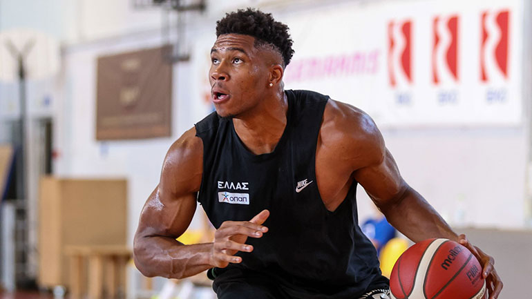 Εικόνες από την προπόνηση του Αντετοκούνμπο στο κλειστό της Κηφισιάς