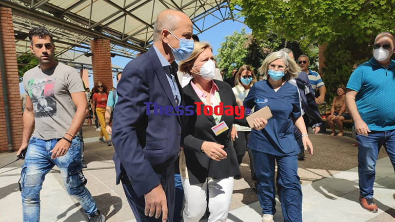 Αποδοκιμασίες κατά της Μίνας Γκάγκα στο Παπαγεωργίου: «Ντροπή σου, πεινάνε συνάδελφοί σου»