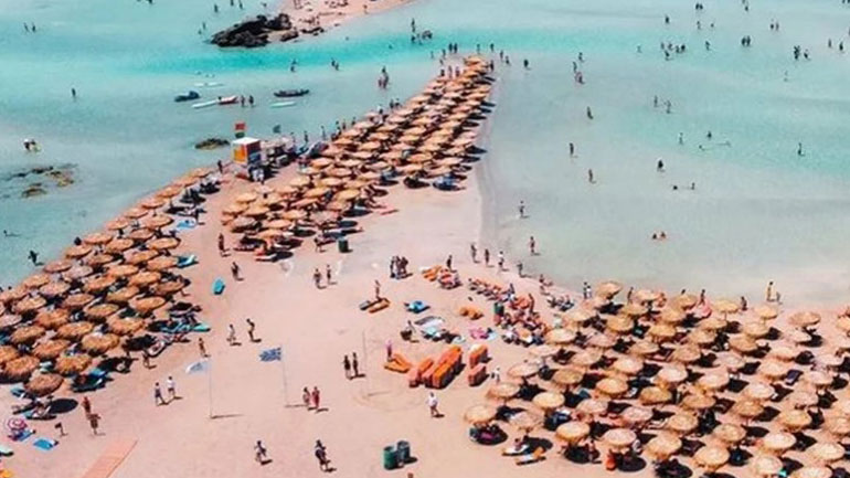 Αντιδράσεις για την παραλία στο Ελαφονήσι που είναι γεμάτη ξαπλώστρες