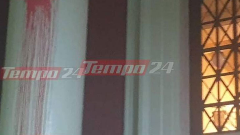 Πάτρα: Επίθεση με μπογιές στο Δικαστικό Μέγαρο