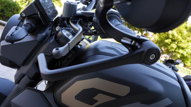 Τα προστατευτικά στις μανέτες και οι καθρέπτες στο τιμόνι δίνουν μια cafe racer πινελιά.