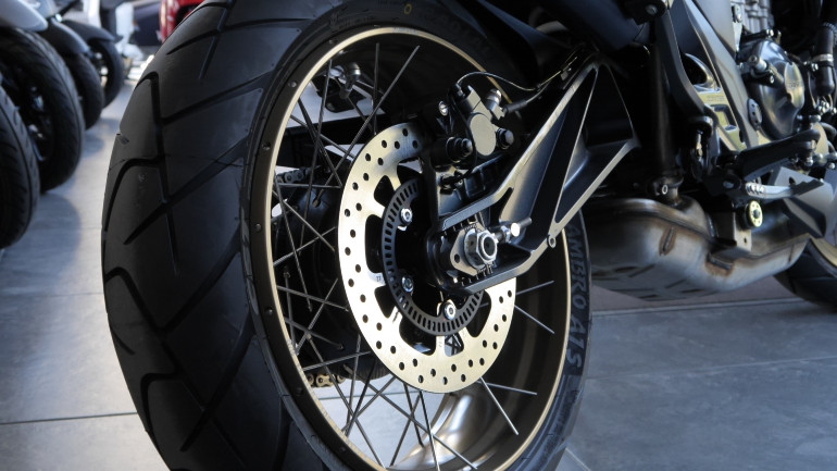 Ψαλίδι αλουμινίου με τα νεύρα προς τα έξω και ακτινωτές ζάντες.