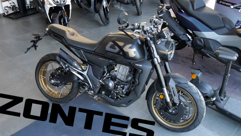 Ο μαύρος χρωματισμός δίνει μια επιπλέον νότα πολυτέλειας στη μοτοσικλέτα.