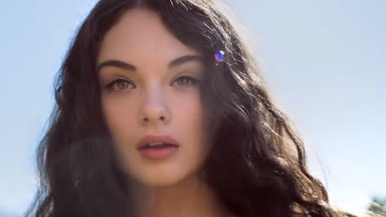 Ντέβα Κασέλ: Η πανέμορφη κόρη της Μόνικα Μπελούτσι «έλαμψε» στην πασαρέλα των Dolce & Gabbana