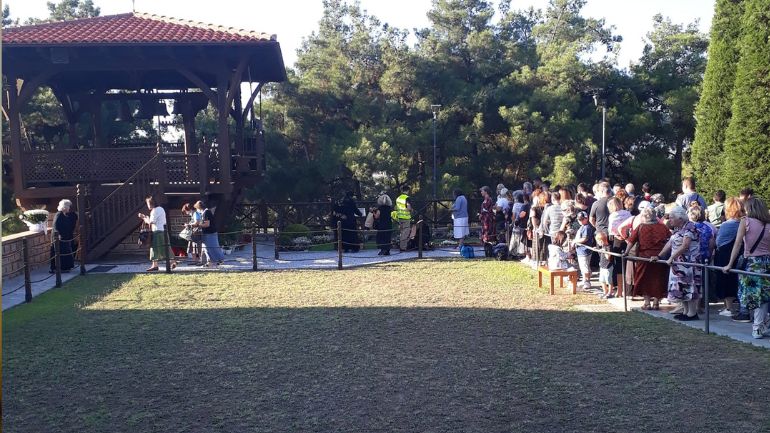 Άγιος Παΐσιος: Πλήθος πιστών στον τάφο του για προσκύνημα