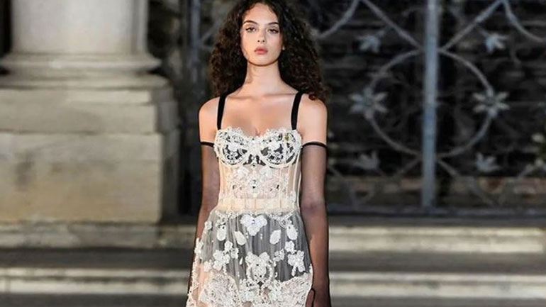 Deva Cassel: Η κόρη της Monica Bellucci περπάτησε με αέρα top model στην πασαρέλα των Dolce & Gabbana