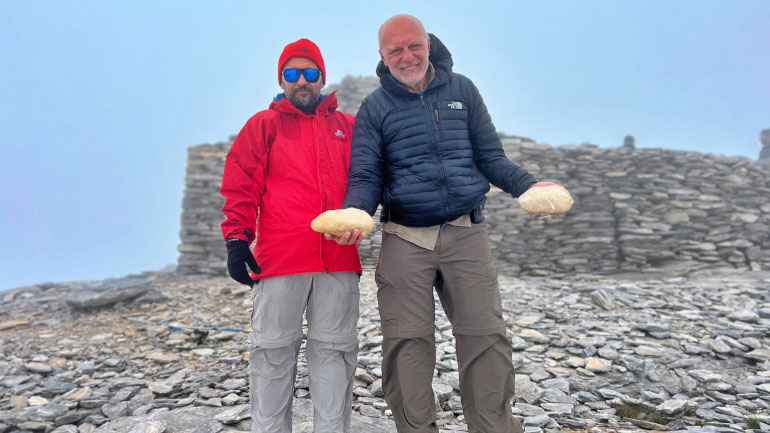Πέτρα από το χαμηλότερο σημείο της Γης στην Ιορδανία τοποθετήθηκε στο πιο ψηλό εκκλησάκι του Ολύμπου