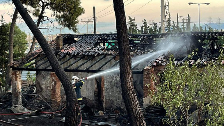 Παλλήνη: Χωρίς τις αισθήσεις του ανασύρθηκε άνδρας από φλεγόμενο εγκαταλελειμμένο κτήριο