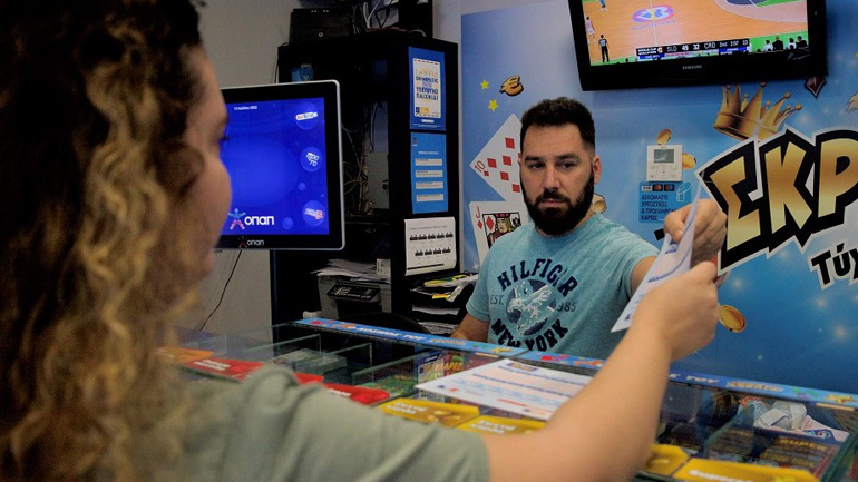 Ραντεβού με την τύχη και στις διακοπές με τις συνεχόμενες κληρώσεις ΤΖΟΚΕΡ – Ιδιοκτήτης καταστήματος ΟΠΑΠ εξηγεί πώς θα διεκδικήσετε τα μεγάλα έπαθλα του δημοφιλούς παιχνιδιού από όπου και αν βρίσκεστε