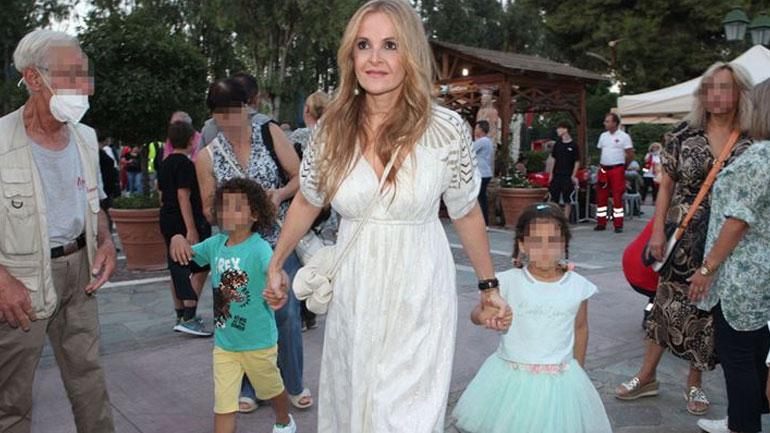 Σταύρος Ξαρχάκος – Ηρώ Σαΐα: Σπάνια εμφάνιση με τα δίδυμα παιδιά τους