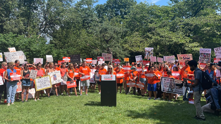 Διαδήλωση έξω από το Κογκρέσο, με αίτημα την απαγόρευση των επιθετικών όπλων