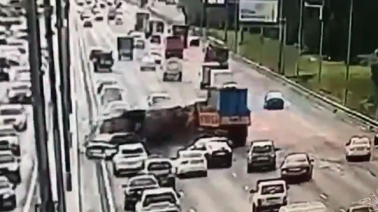 Ανεξέλεγκτο λάστιχο αυτοκινήτου προκαλεί καραμπόλα