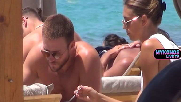 Clint Eastwood: Ο γιος του κάνει διακοπές στη Μύκονο με τη σύντροφό του