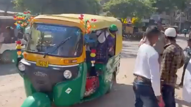 Ινδία: 27 άτομα σε ένα tuk-tuk 