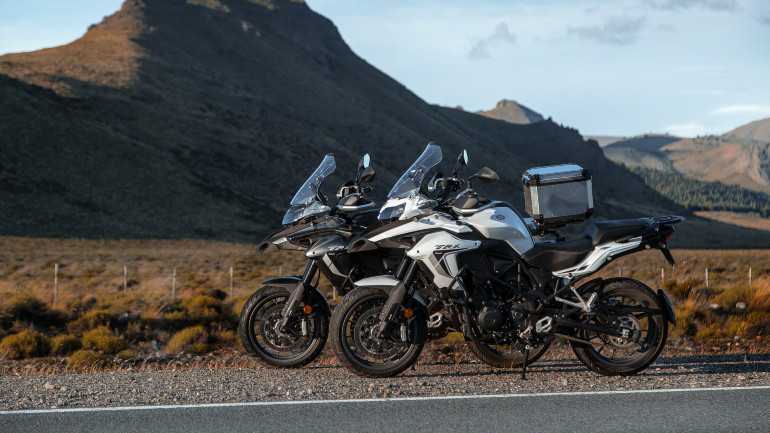 Τη μοτοσικλέτα συνοδεύουν και πλούσια αξεσουάρ για όλα τα γούστα.