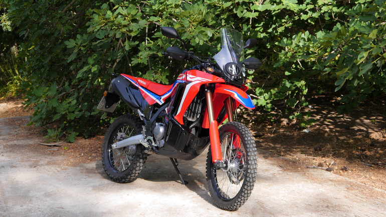 Ο αγωνιστικός χρωματισμός του HRC δίνει έντονη σπορ αίσθηση στην CRF.