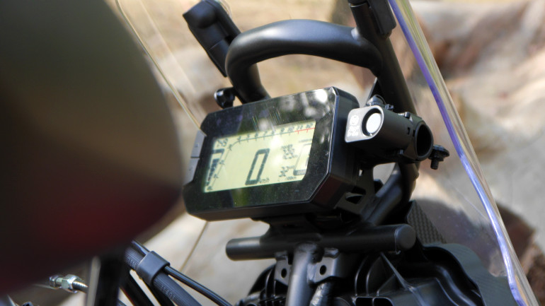 Ψηφιακή οθόνη LCD με πλούσιες πληροφορίες και μπουτόν απενεργοποίησης του ABS στον πίσω τροχό.